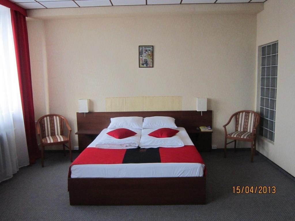 Mayak Hotel Chelyabinsk Room photo